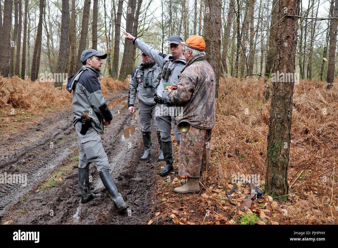 Francia, caccia e security, ufficiali del francese la politica ambientale e cacciatore durante una battuta di caccia nel dipartimento Loire-Atlantique. Foto Stock