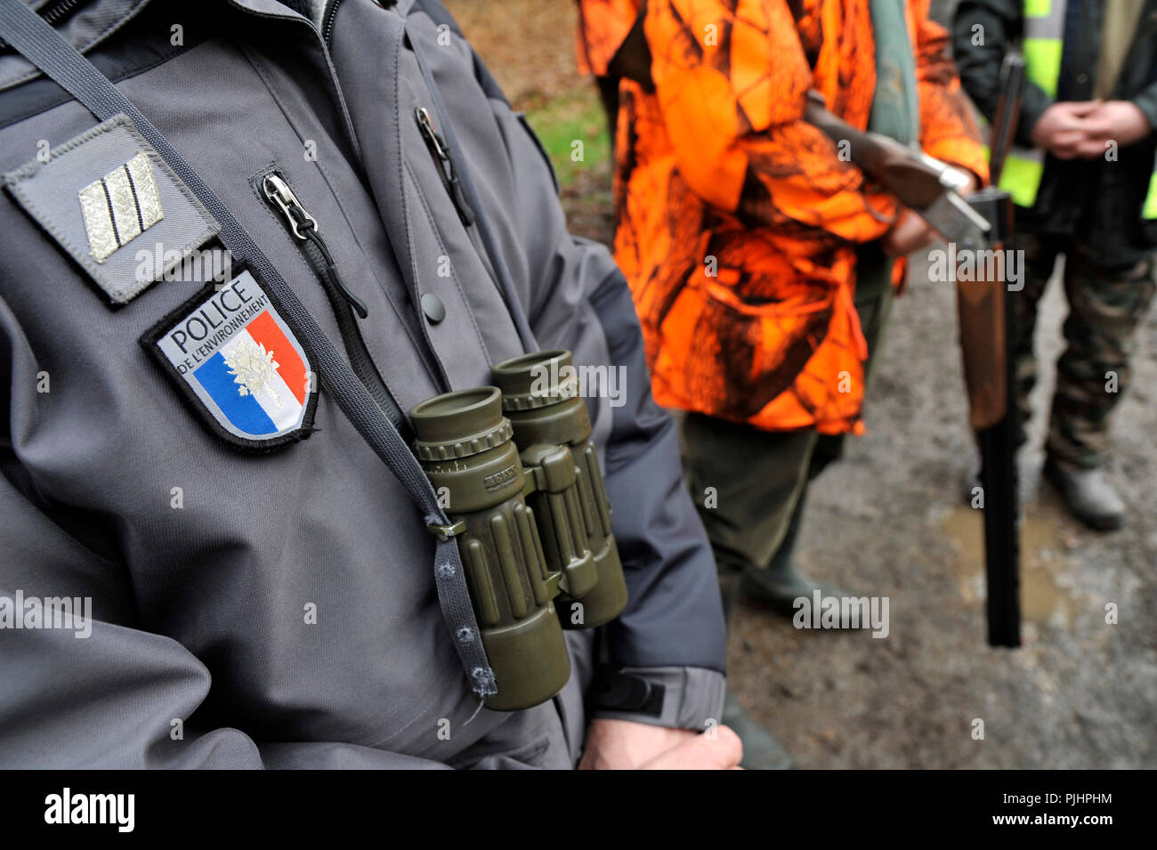 Francia, caccia e security, ufficiale francese di politica ambientale e cacciatore durante una battuta di caccia nel dipartimento Loire-Atlantique. Foto Stock