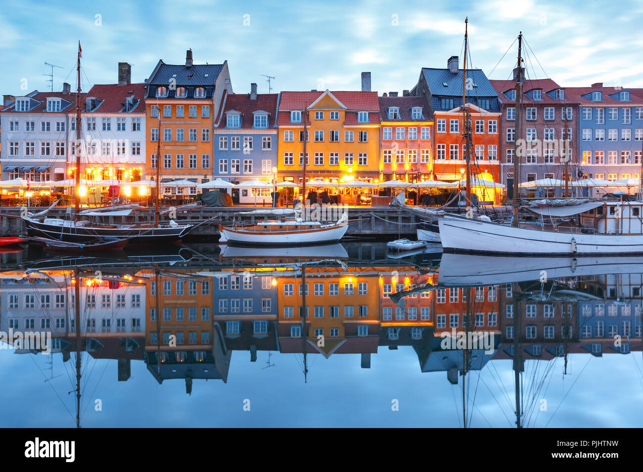 Panorama di Nyhavn a Copenaghen, in Danimarca. Foto Stock