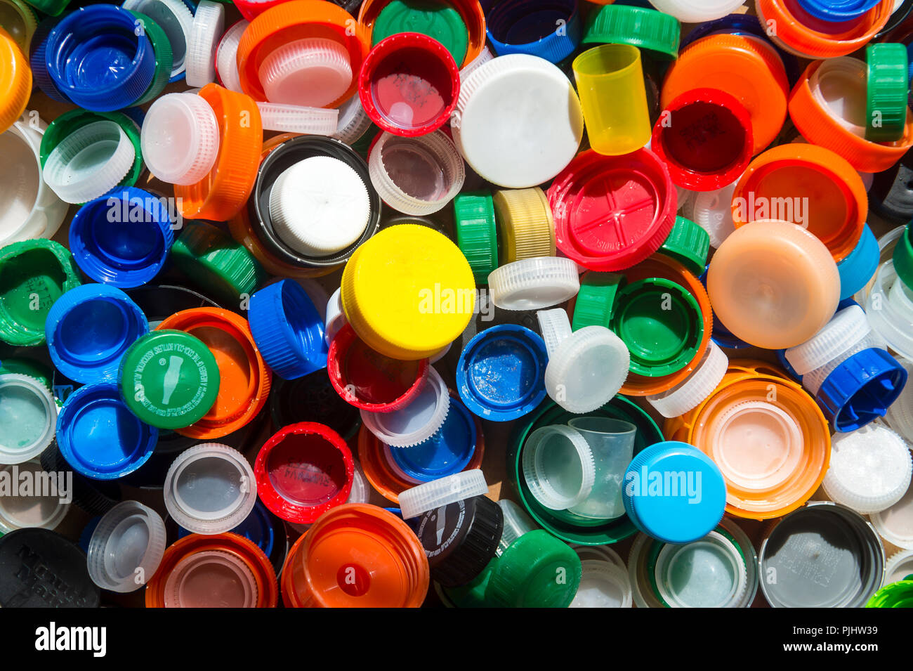 MIAMI - circa luglio, 2018: molti la bottiglia di plastica tops raccolti sulla spiaggia di Miami e nel mare come promemoria per le persone non di lettiera e per riciclare Foto Stock