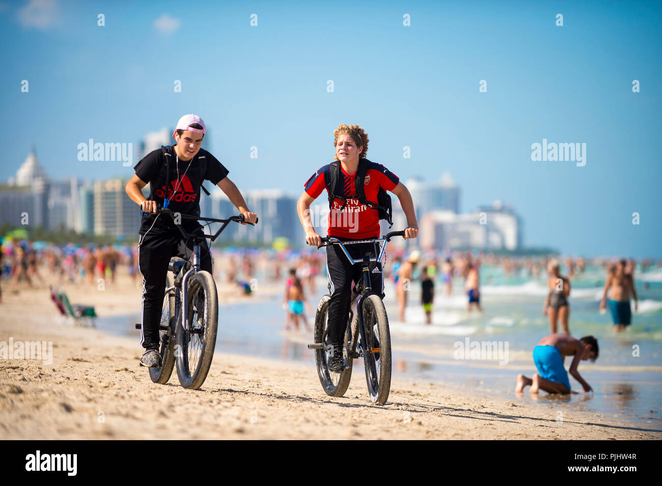 MIAMI - circa agosto, 2018: due giovani uomini in bicicletta lungo la riva sud spiaggia su una calda estate weekend. Foto Stock
