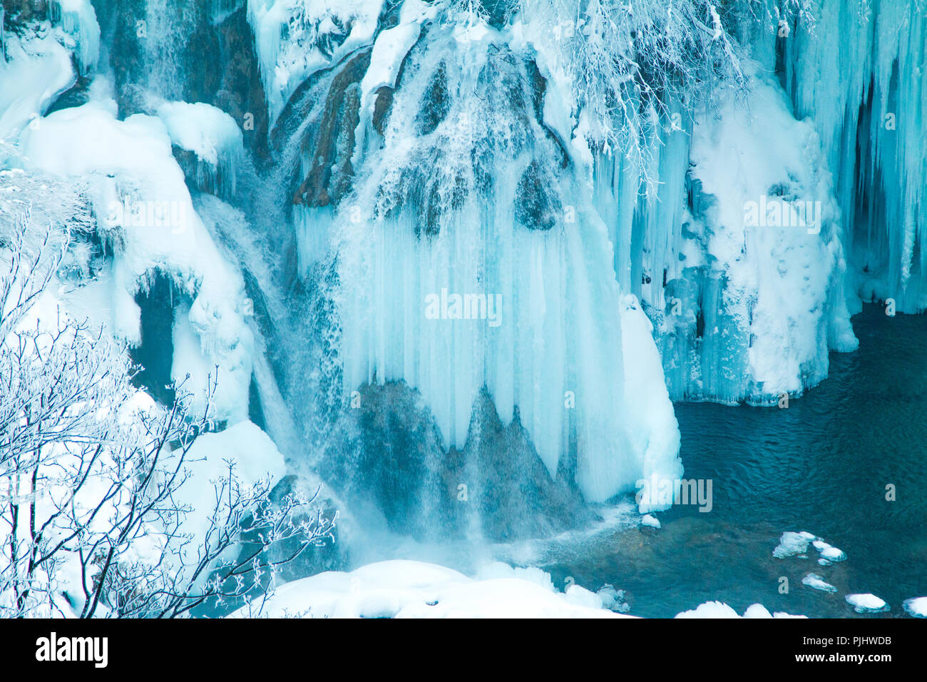 Cascate di ghiaccio nel parco naturale dei laghi di Plitvice, Croazia Foto Stock