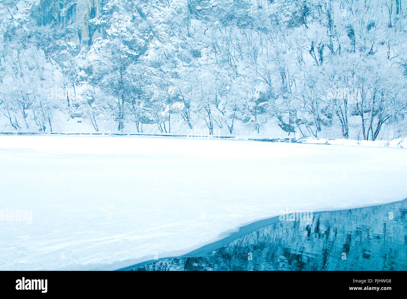 Vista panoramica sul lago ghiacciato nel parco naturale dei laghi di Plitvice, Croazia Foto Stock
