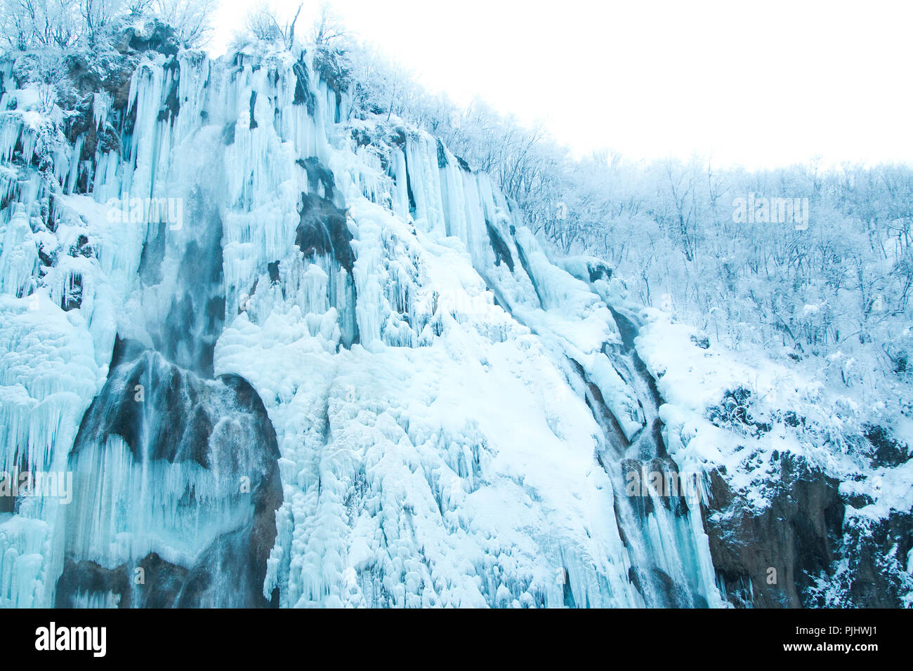 Cascate di ghiaccio nel parco naturale dei laghi di Plitvice, Croazia Foto Stock