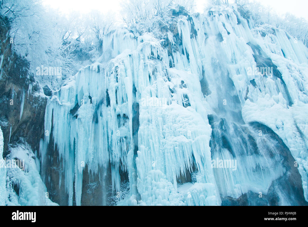 Cascate di ghiaccio nel parco naturale dei laghi di Plitvice, Croazia Foto Stock
