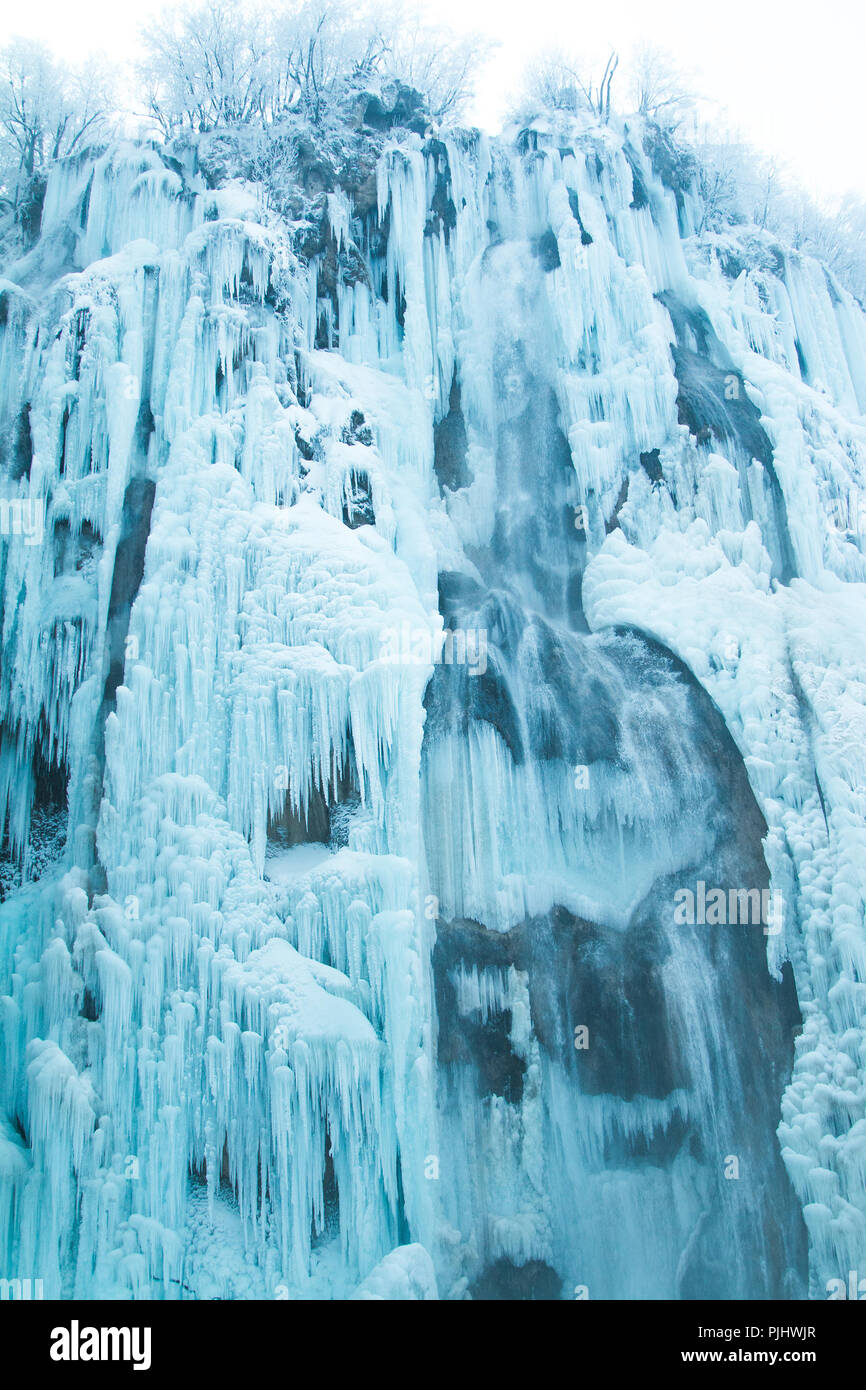 Cascate di ghiaccio nel parco naturale dei laghi di Plitvice, Croazia Foto Stock