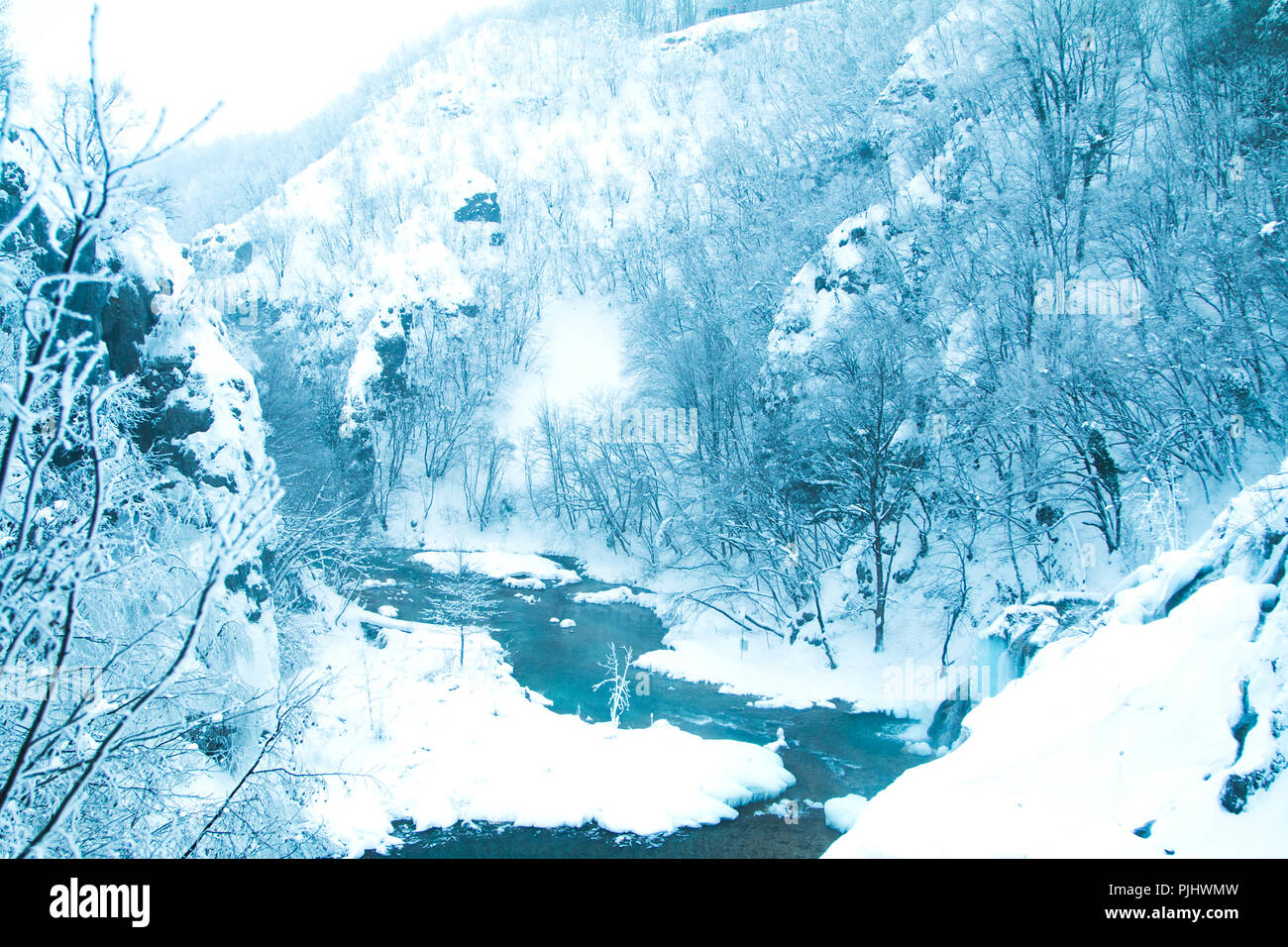 Vista panoramica sul lago ghiacciato nel parco naturale dei laghi di Plitvice, Croazia Foto Stock