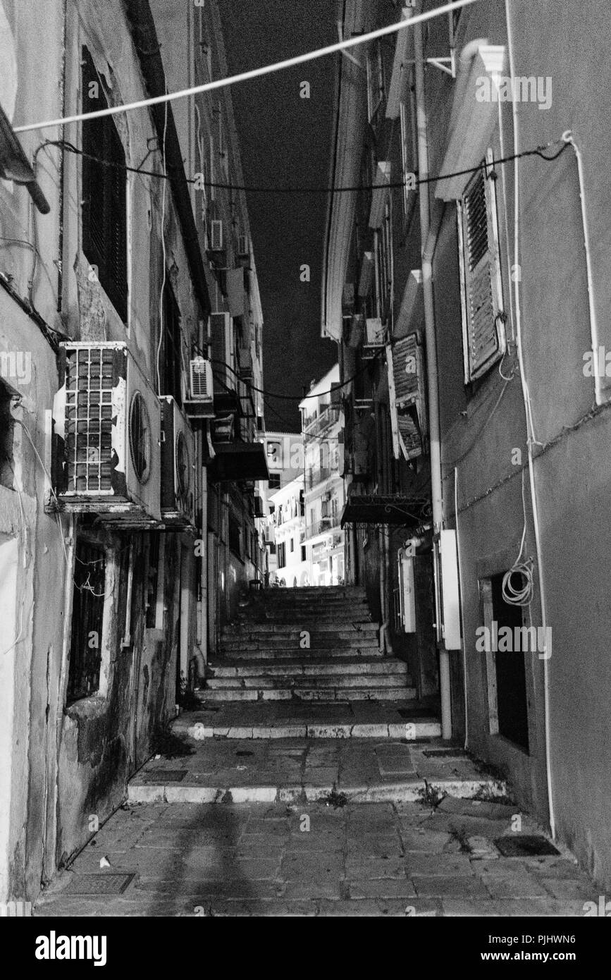 L'isola di Corfù, Grecia, strade persone case e telai dall'isola di Corfu Foto Stock
