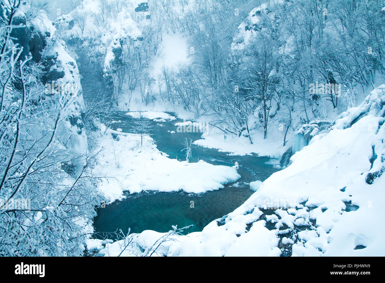 Vista panoramica sul lago ghiacciato nel parco naturale dei laghi di Plitvice, Croazia Foto Stock