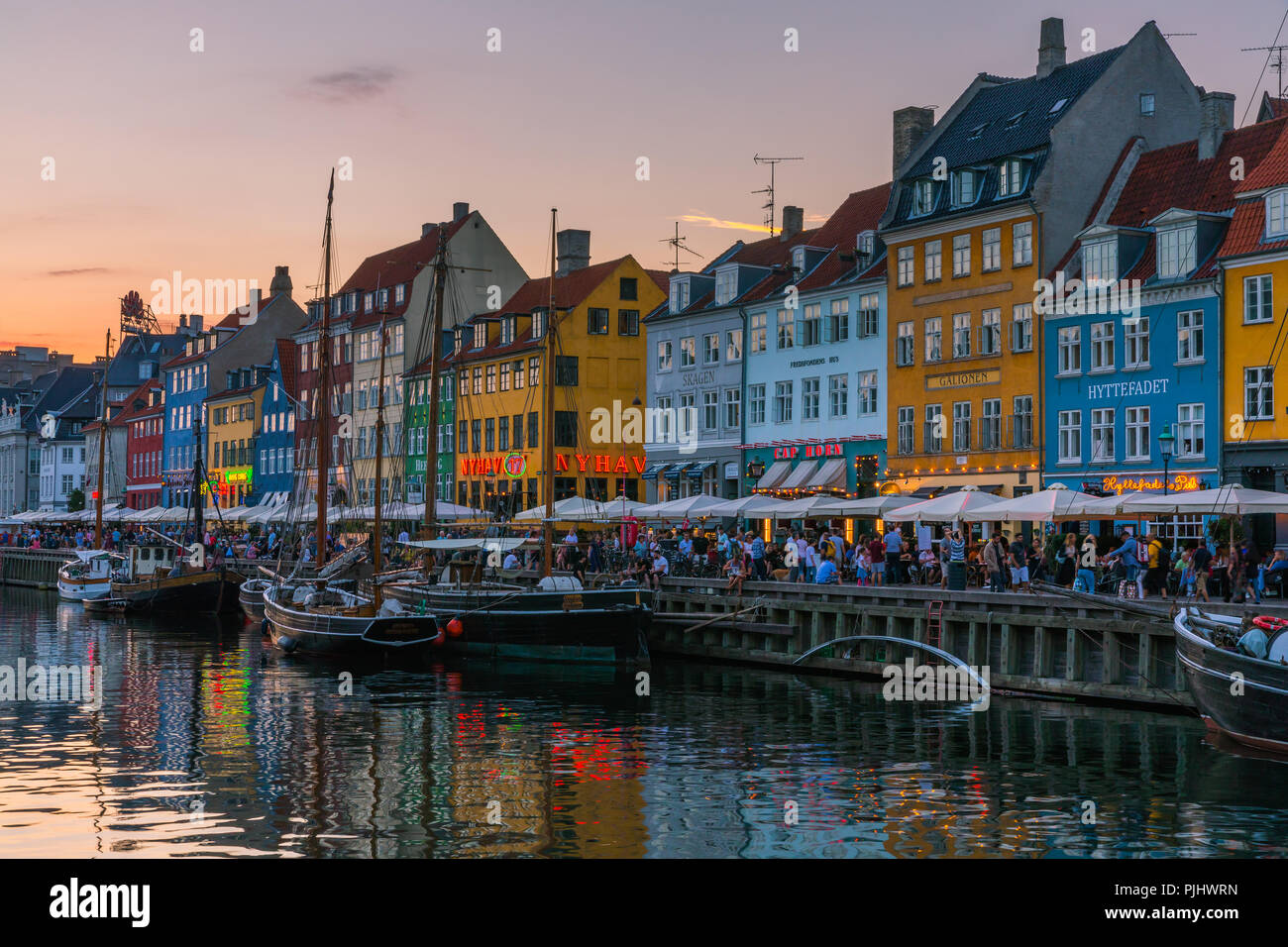 Nyhavn (nuovo porto) è un monastero del XVII secolo waterfront, canal e dal quartiere dei divertimenti di Copenhagen, Danimarca. Foto Stock