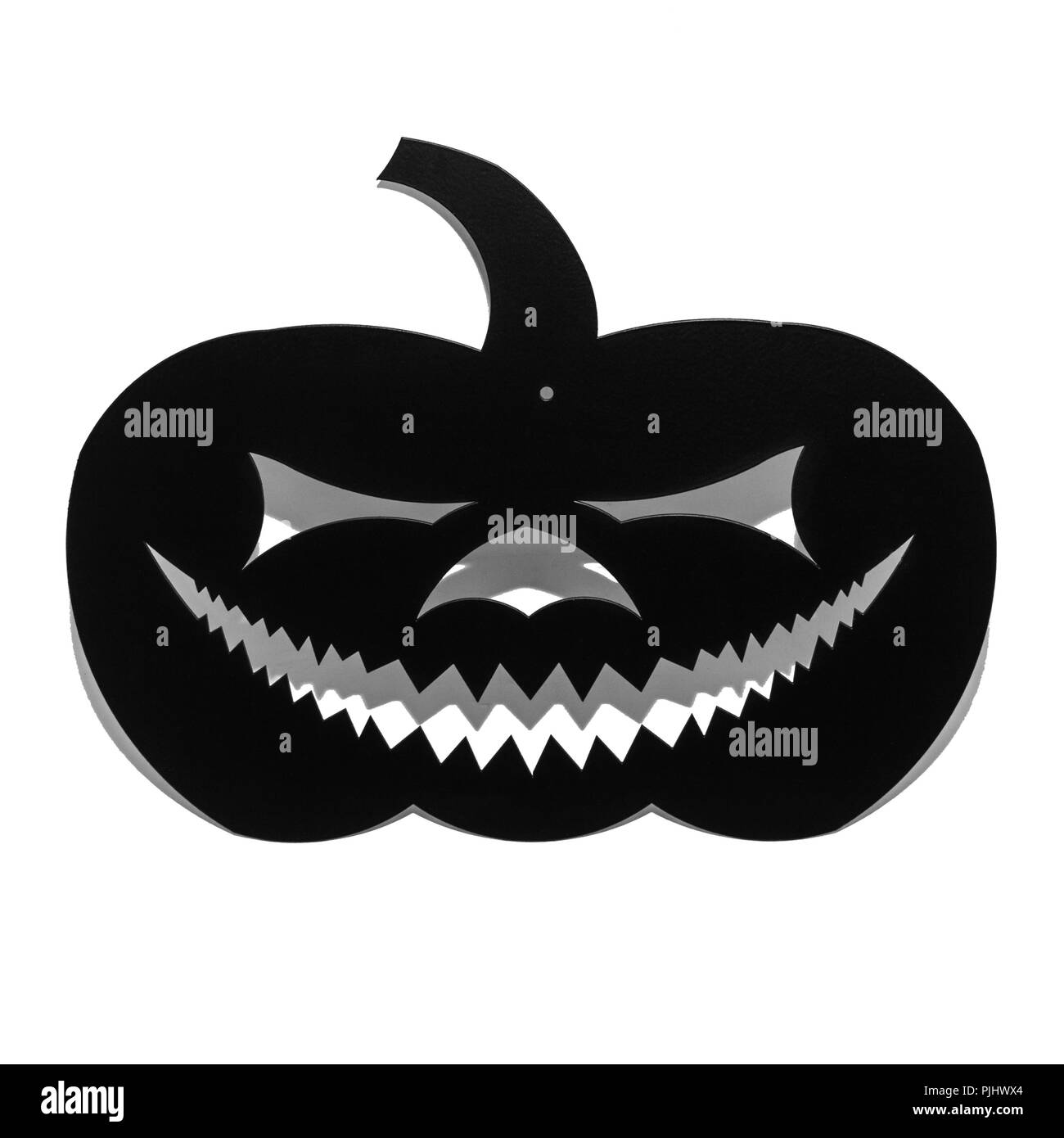 Halloween decorazioni di sfondo il concetto di vacanza. nero zucca divertente faccia ombra e silhouette su sfondo bianco Foto Stock