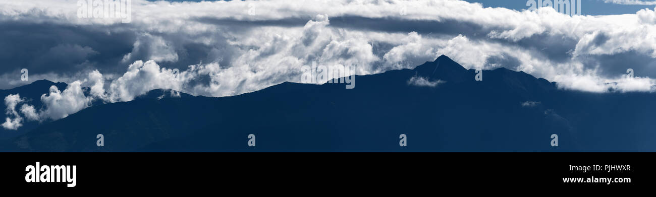 Nebbia di mattina su Montagne Rocciose Canadesi Foto Stock