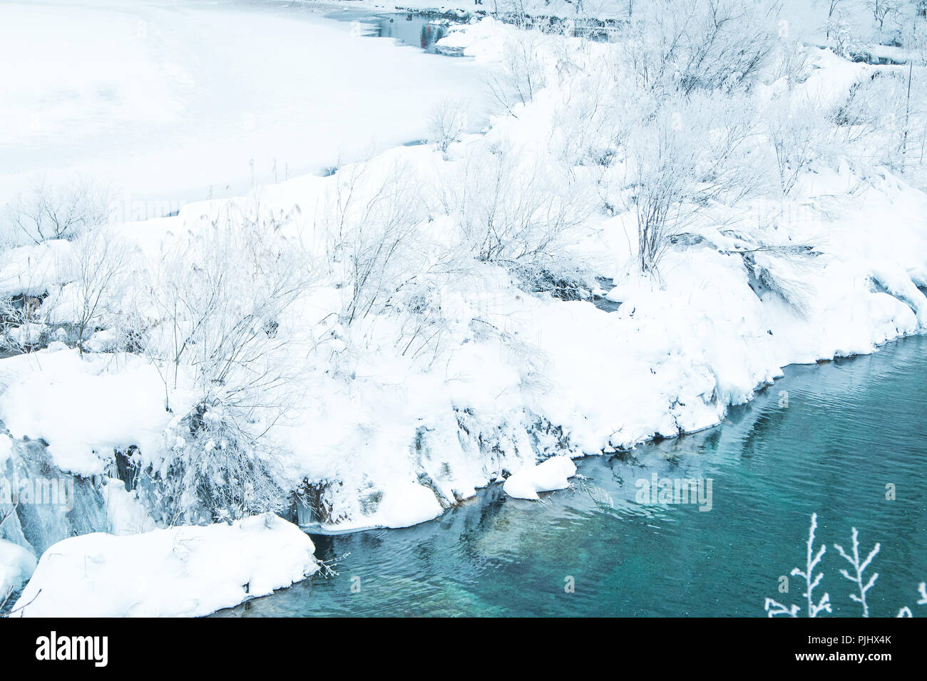 Vista panoramica sul lago ghiacciato nel parco naturale dei laghi di Plitvice, Croazia Foto Stock
