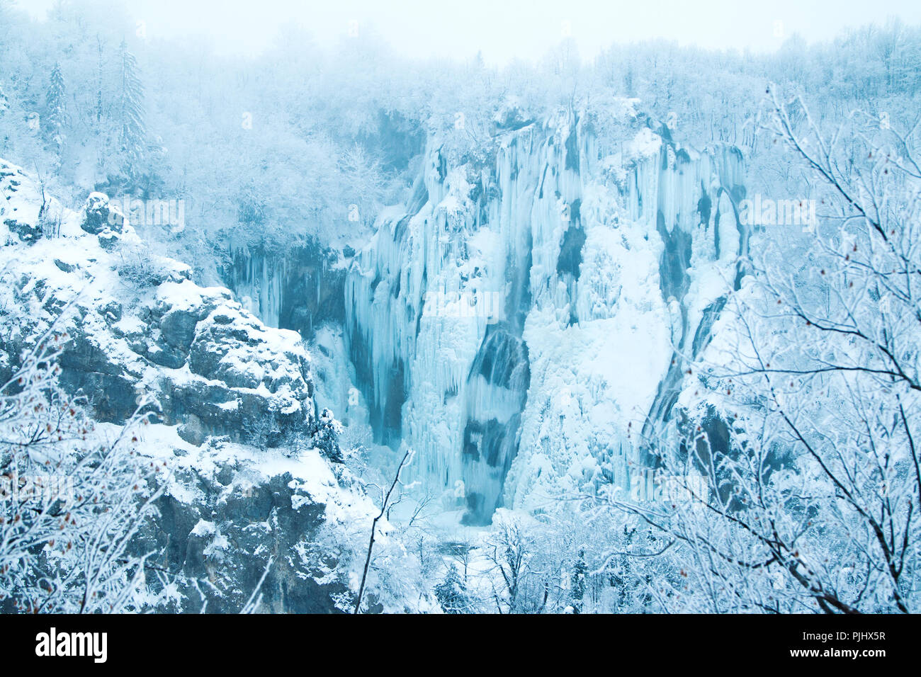 Cascate di ghiaccio nel parco naturale dei laghi di Plitvice, Croazia Foto Stock