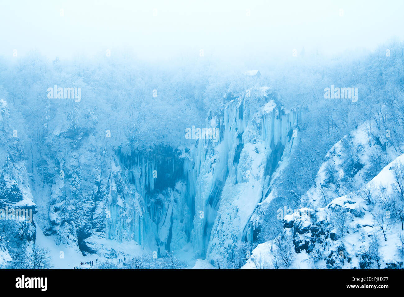 Cascate di ghiaccio nel parco naturale dei laghi di Plitvice, Croazia Foto Stock