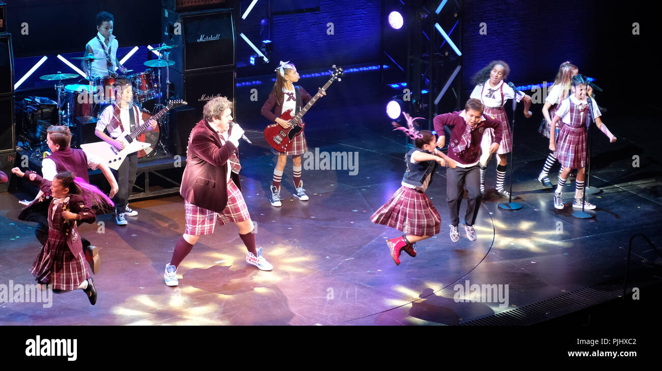 Pic mostra: scuola di roccia finale a Gillian Lynne teatro in Drury Lane. I ragazzi del cast di rock con Ed Scheebly e Dewey Finn ha suonato da Alan Pe Foto Stock