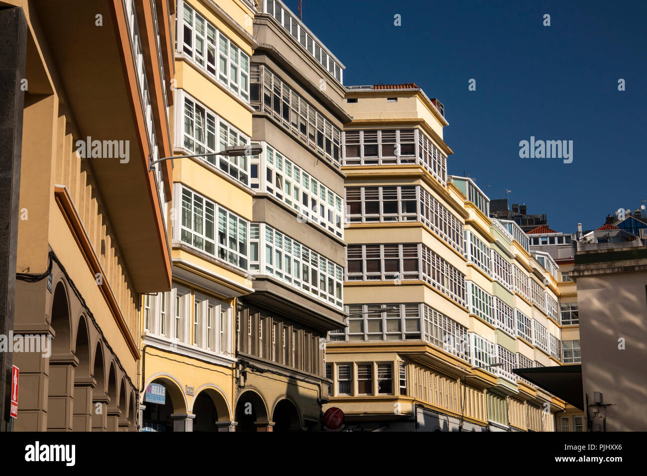 Spagna Galizia, A Coruña, Rua Pio XII, edifici moderni di fronte al Mercado Municipal de Santo Agostiño costruita in stile tradizionale architettura Foto Stock