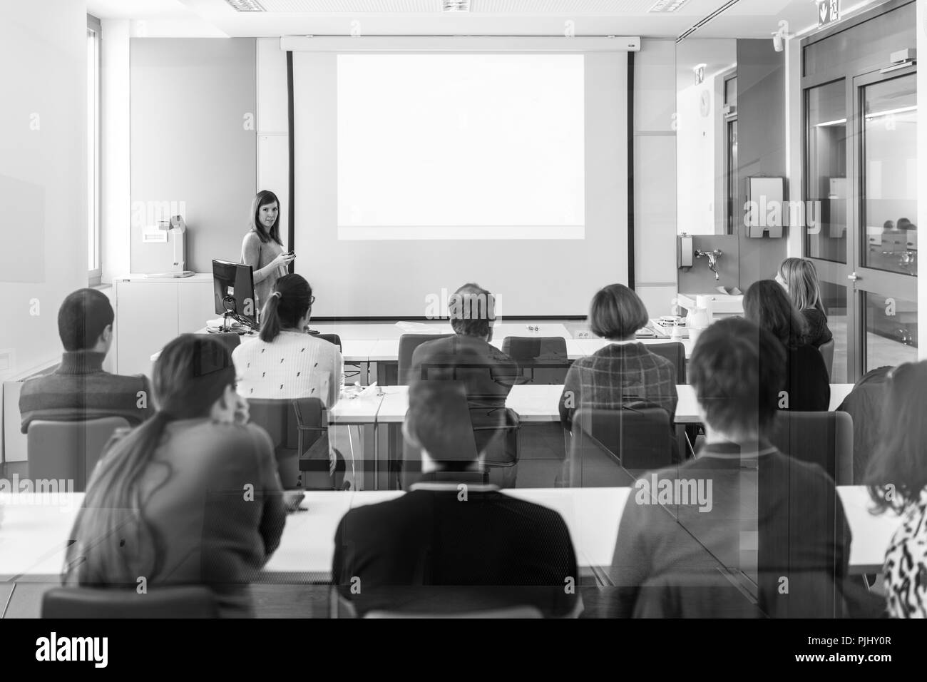 Donna dando la presentazione nell aula magna dell università. Foto Stock