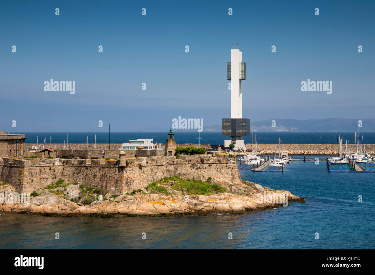 Spagna Galizia, A Coruña, porto, controllo della porta torre di costruzione Foto Stock