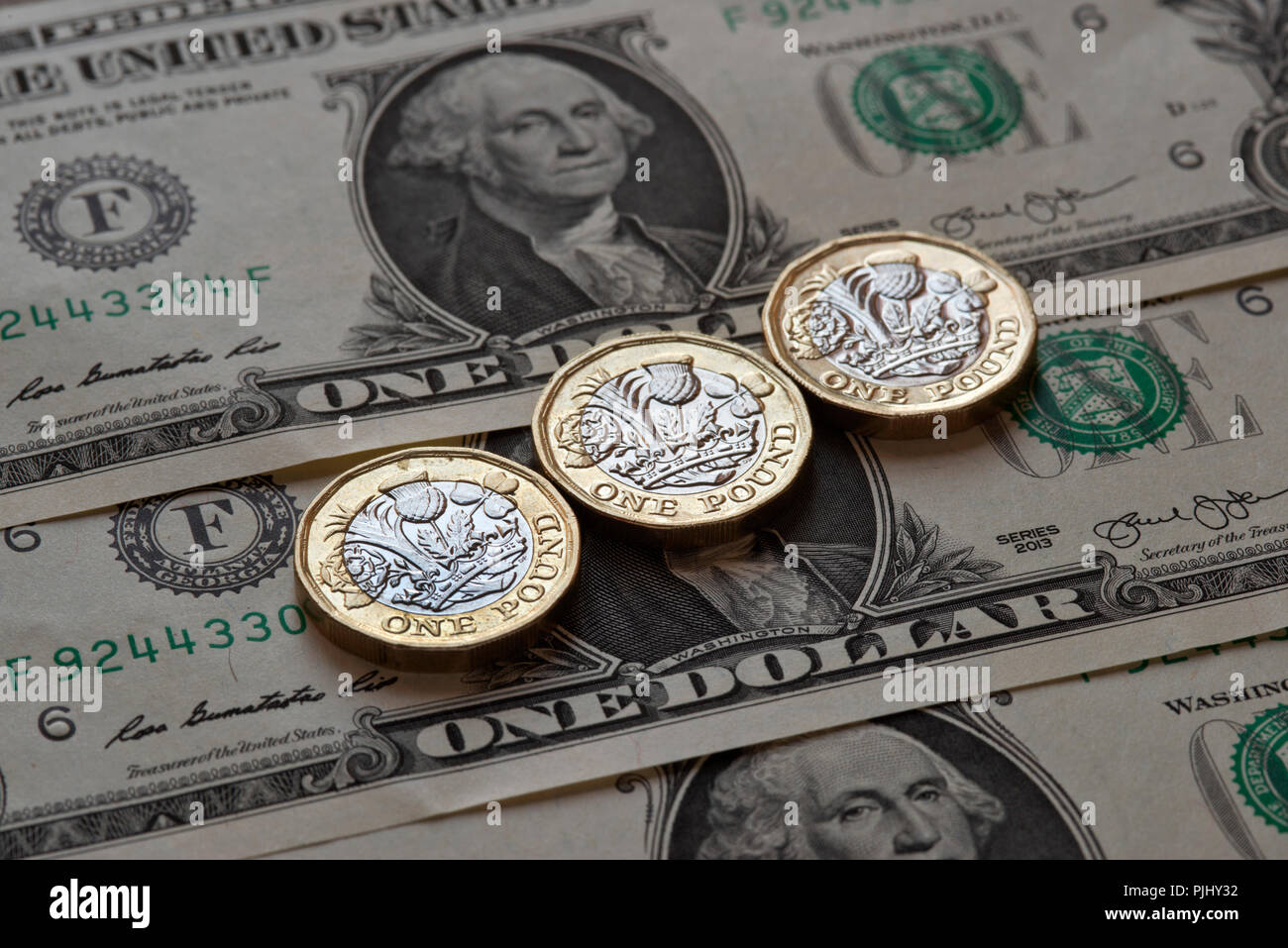 Sterlina britannica monete (GBP) con noi un dollaro (USD) fatture Foto Stock