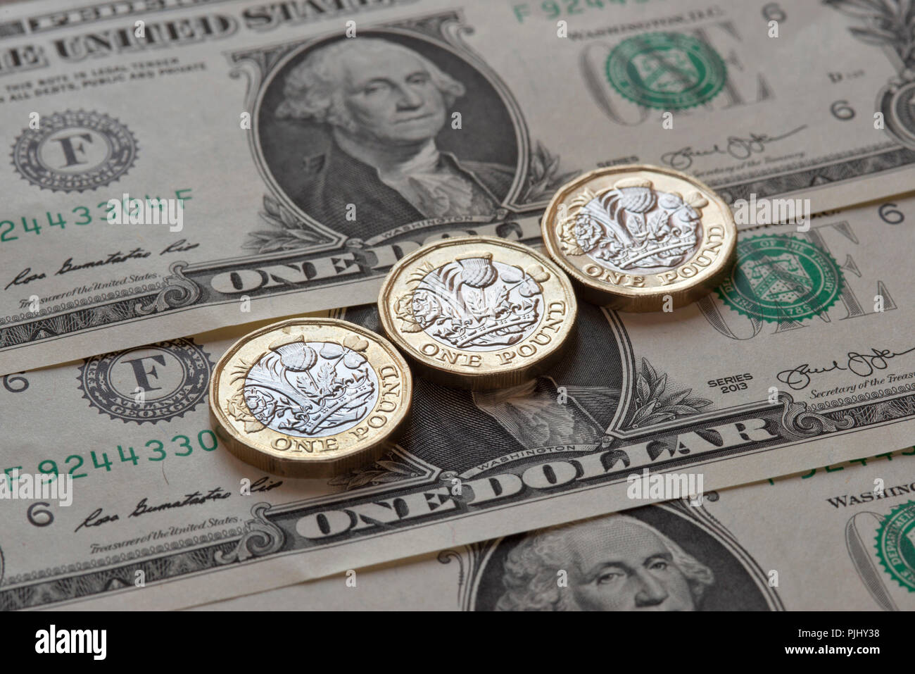 Sterlina britannica monete (GBP) con noi un dollaro (USD) fatture Foto Stock