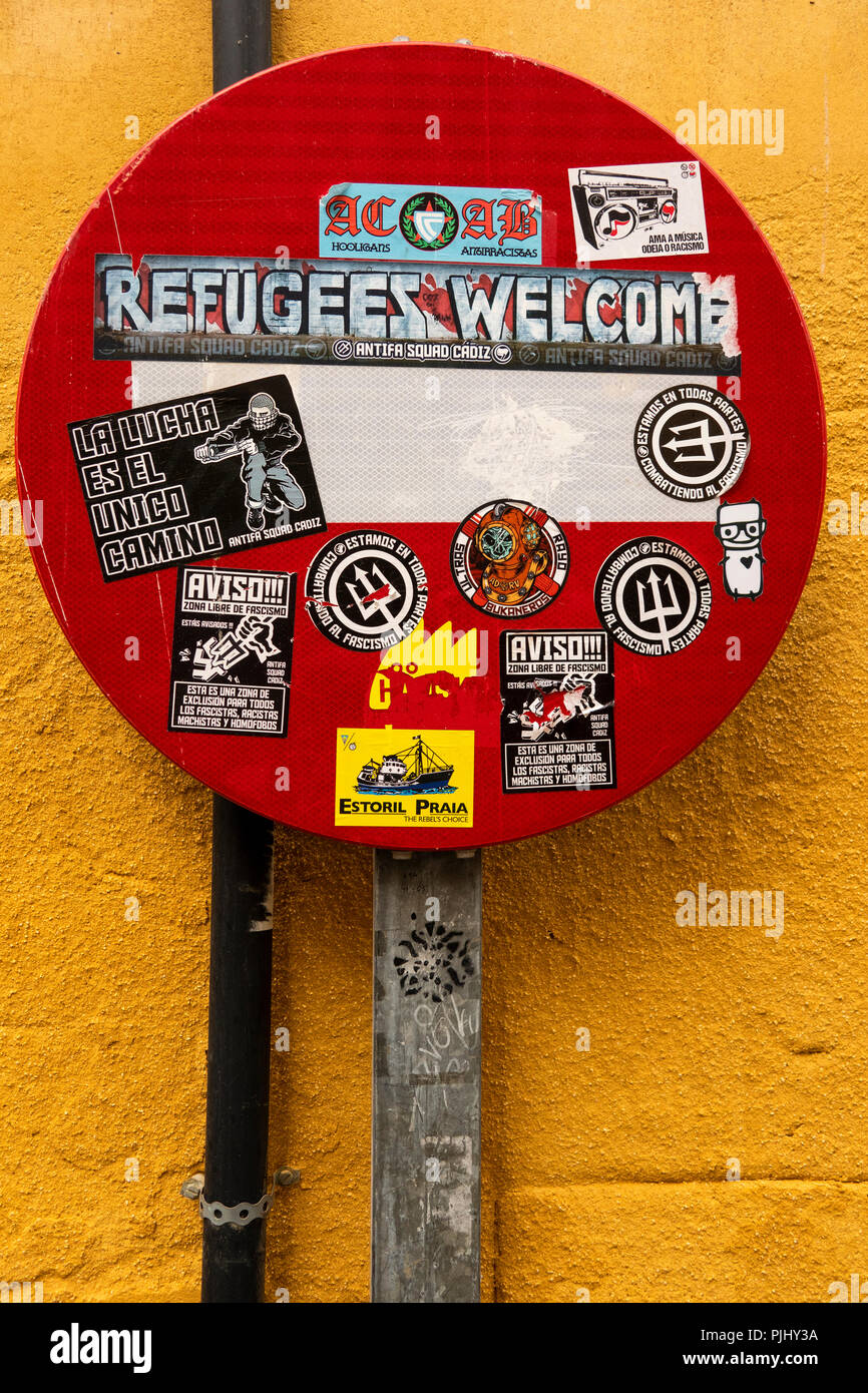 Spagna, Cadiz, Calle San Francisco, rifugiati adesivo Benvenuto su nessuna voce cartello stradale Foto Stock