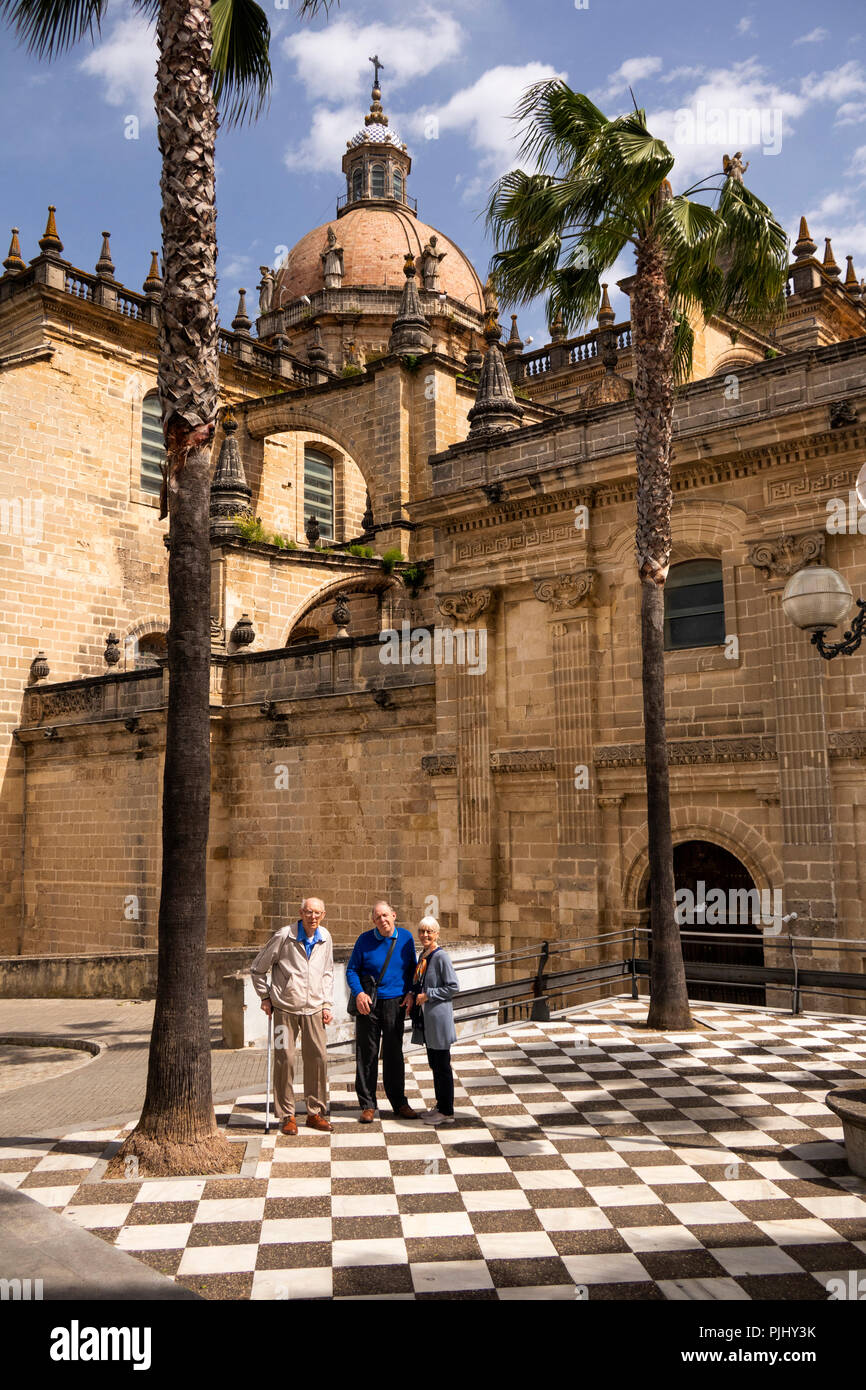 La Spagna, a Jerez de la Frontera, Calle de la Rosa, senior ai visitatori al di fuori del duomo Foto Stock