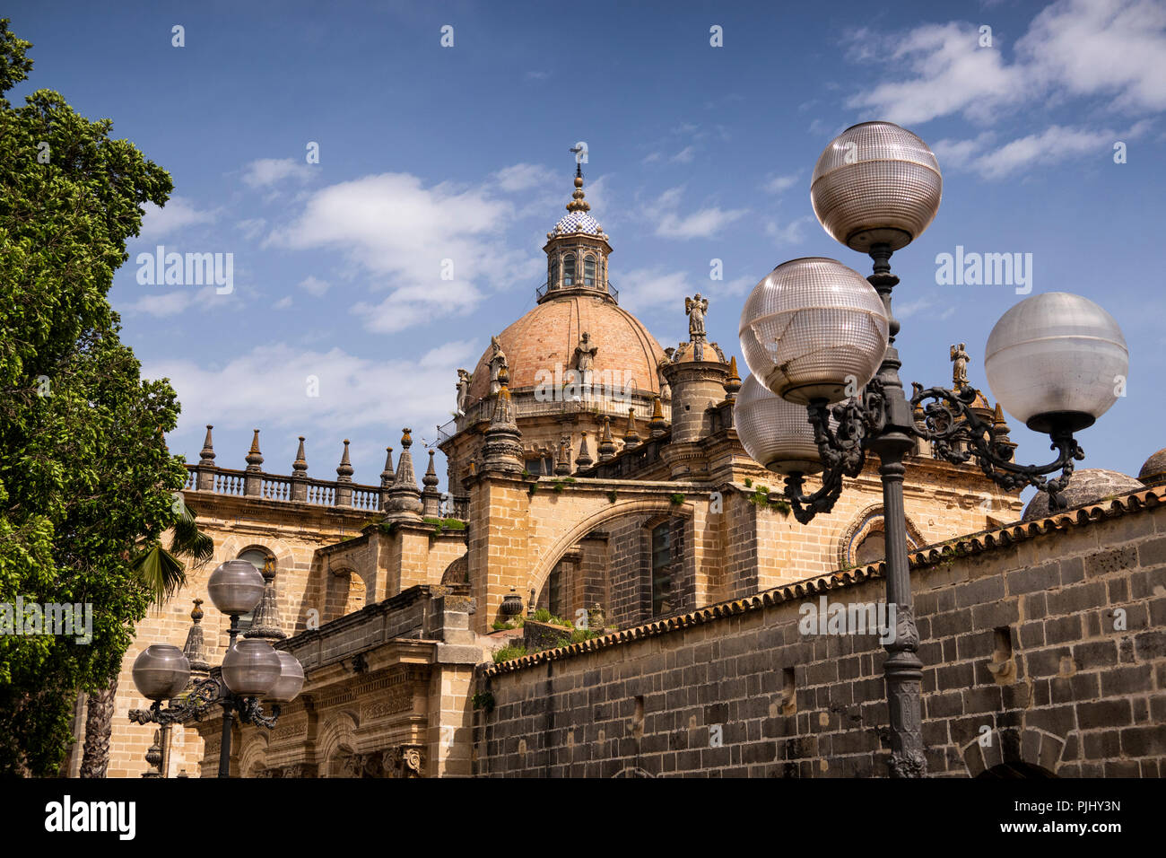 La Spagna, a Jerez de la Frontera, Calle Manuel Maria Gonzalez, Cattedrale cupola sulla skyline della città Foto Stock