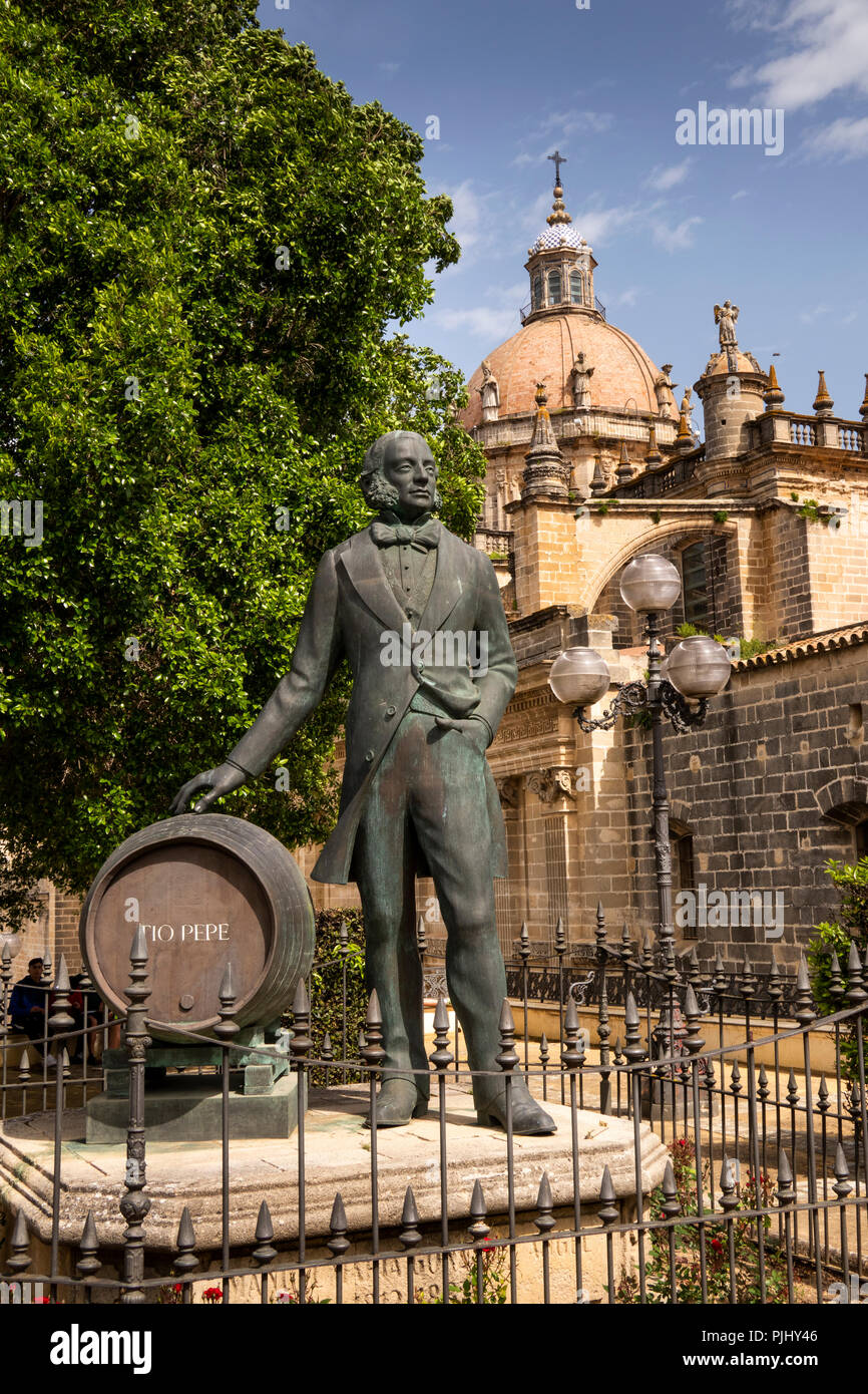 La Spagna, a Jerez de la Frontera, Calle Manuel Maria Gonzalez, Tio Pepe statua accanto alla cattedrale Foto Stock