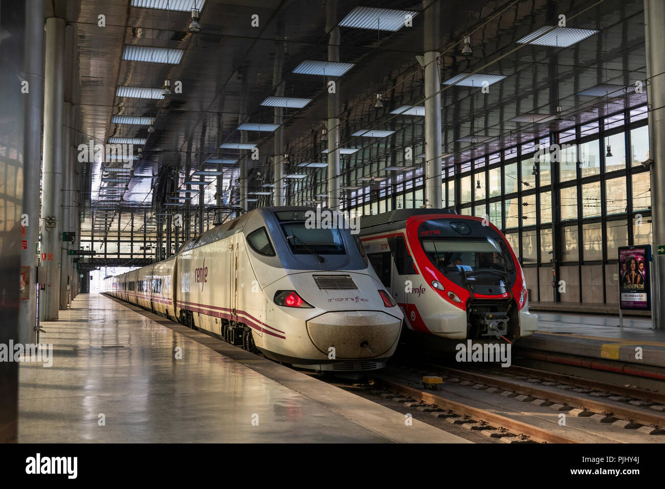 Spagna, Cadiz, Stazione ferroviaria treni di media e lunga distanza in corrispondenza della piattaforma Foto Stock