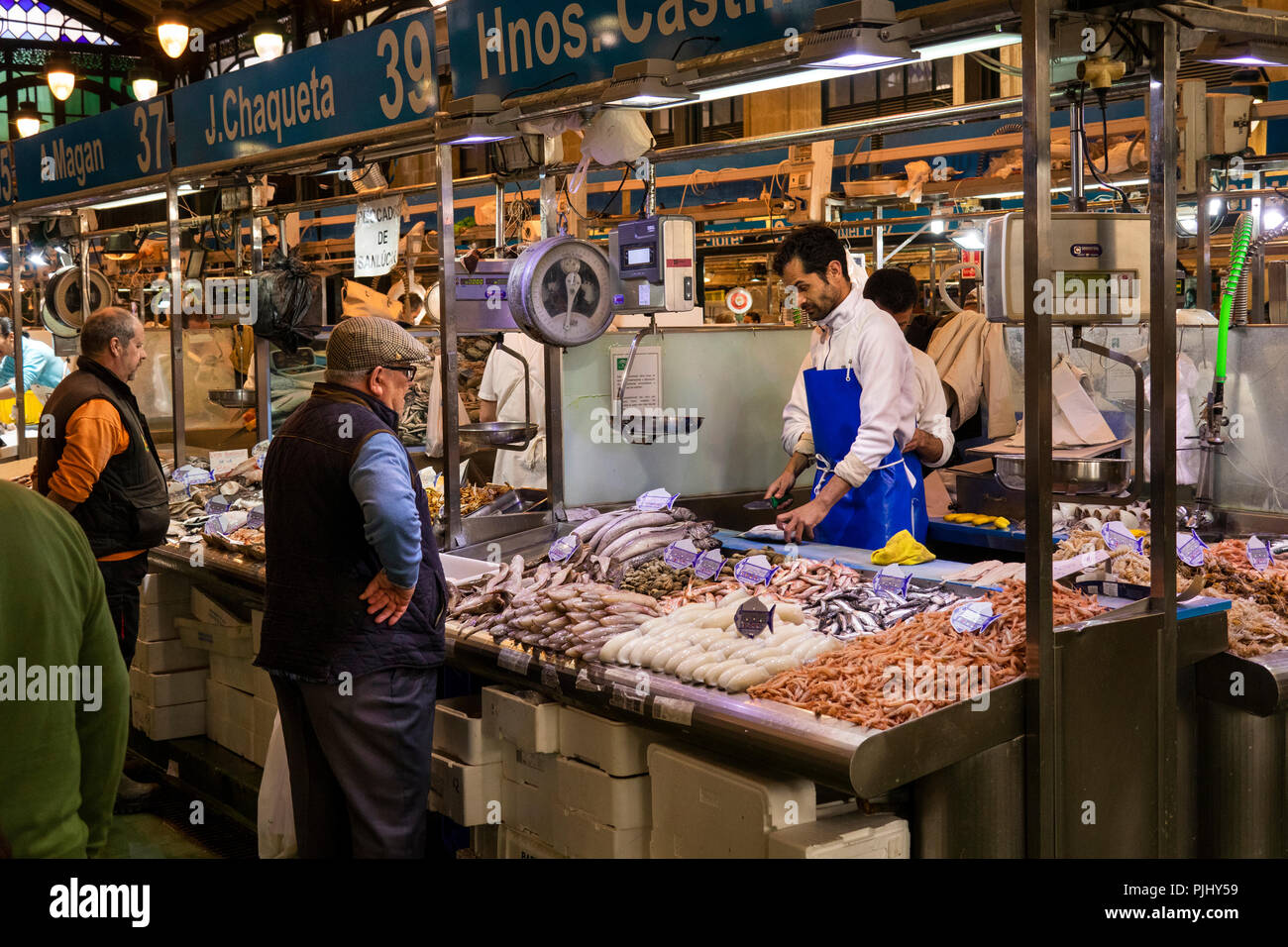 La Spagna, a Jerez de la Frontera, Plaza de Abastos, Mercado Central, centrale mercato del pesce, in stallo Foto Stock