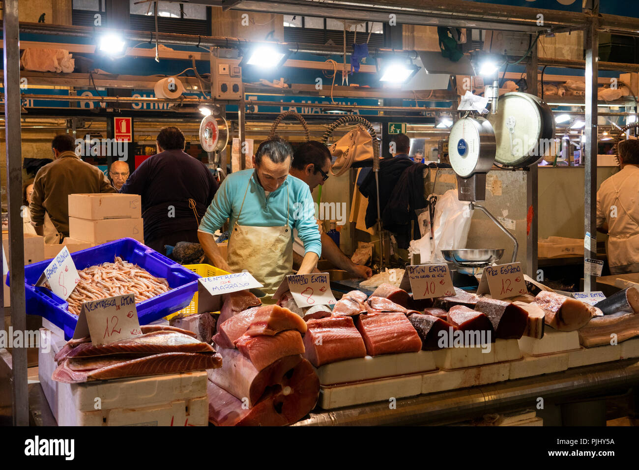 La Spagna, a Jerez de la Frontera, Plaza de Abastos, Mercado Central, centrale mercato del pesce, stallholder il taglio di filetti di tonno Foto Stock