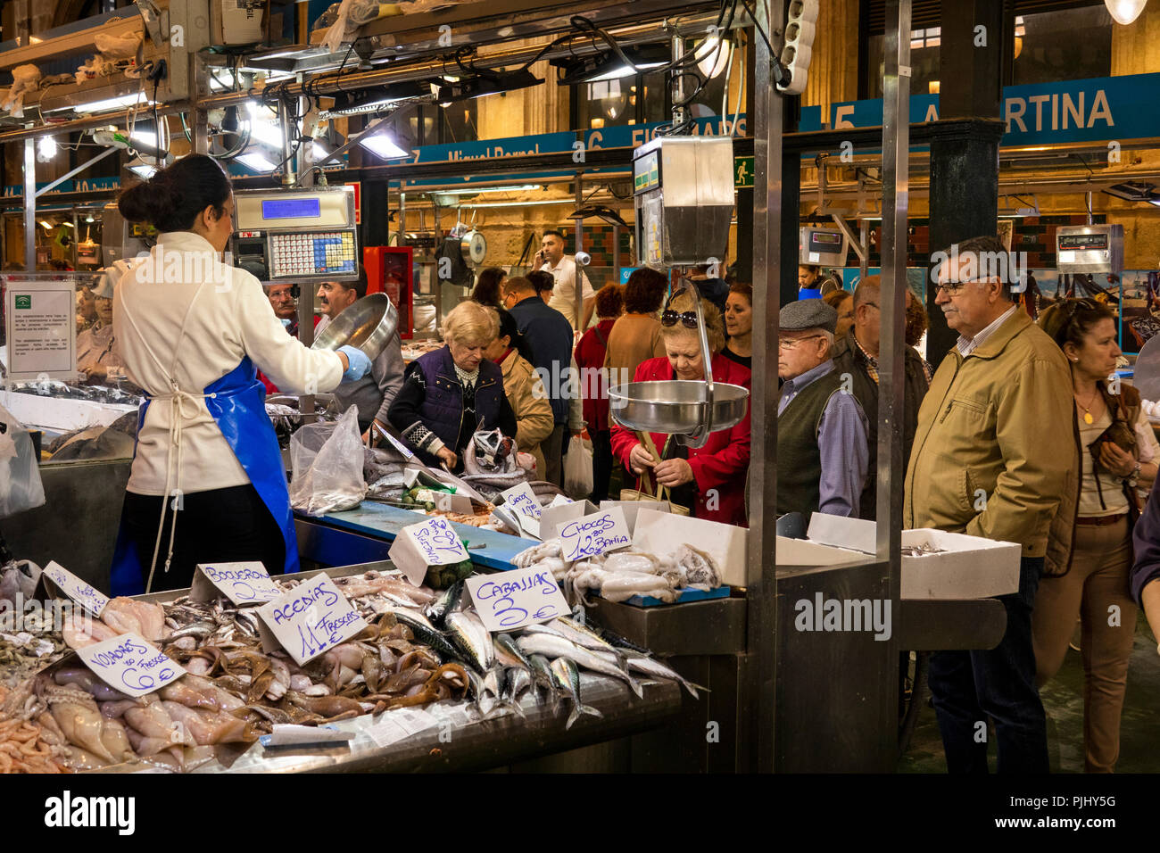 La Spagna, a Jerez de la Frontera, Plaza de Abastos, Mercado Central, centrale mercato del pesce, i clienti Foto Stock