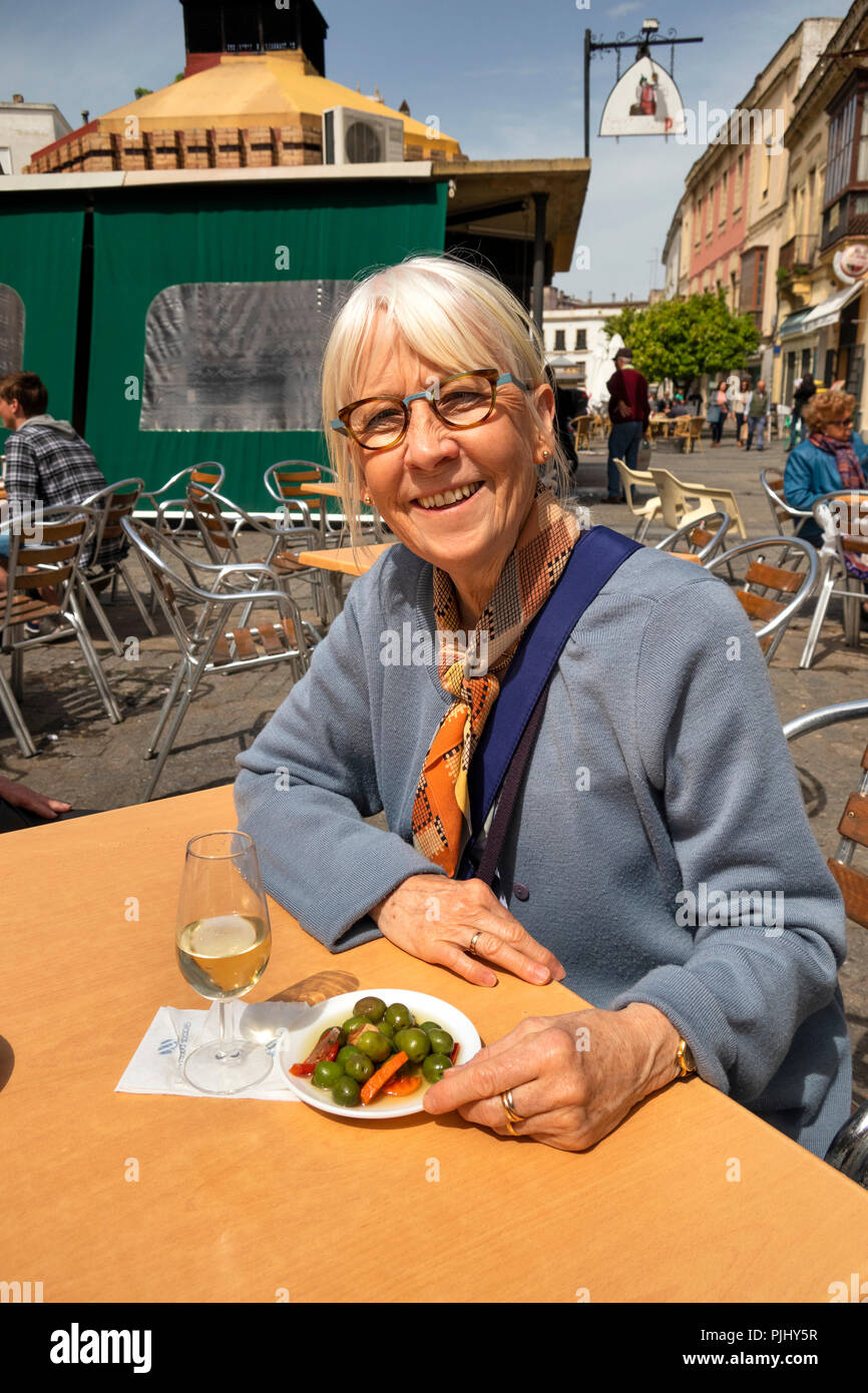 La Spagna, a Jerez de la Frontera, Plaza de Abastos, Mercado Central, senior turista nella caffetteria sul marciapiede tabella Foto Stock