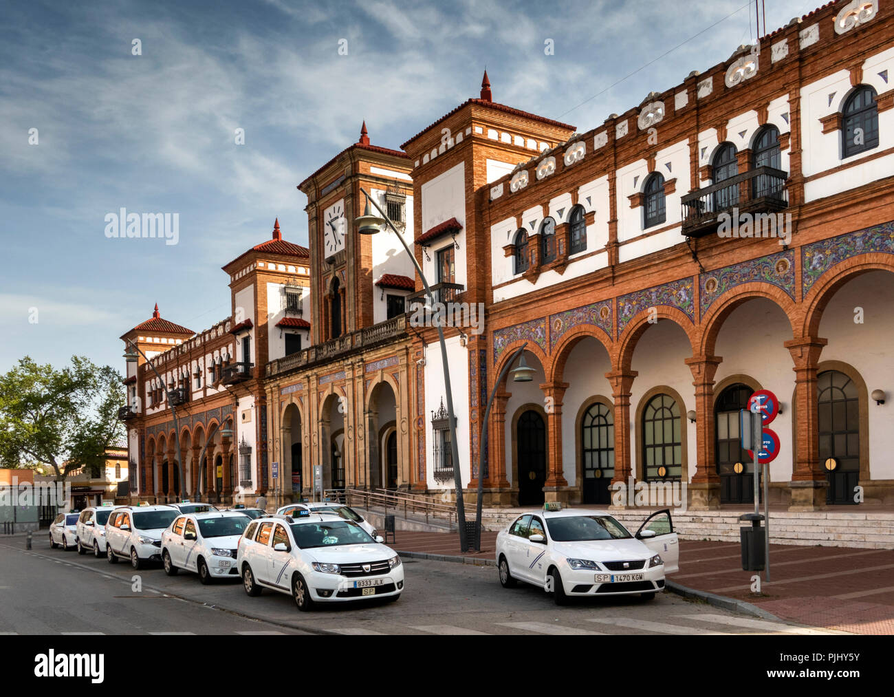 La Spagna, a Jerez de la Frontera, stazione ferroviaria, allestita facciata Foto Stock