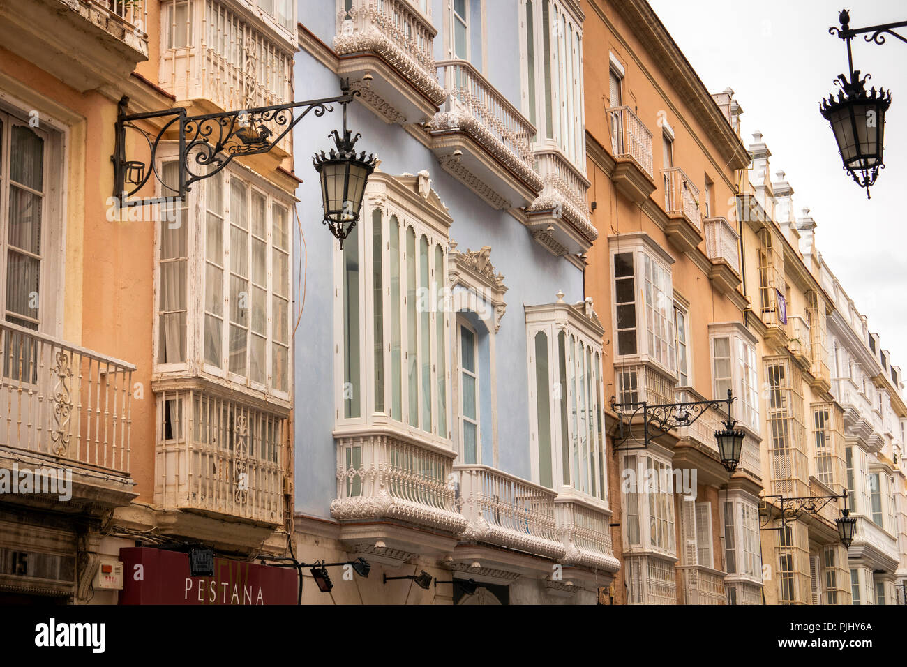Spagna, Cadiz, Calle Ancha, eleganti edifici alti Foto Stock