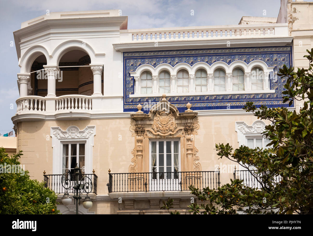 Spagna,Cadiz, Plaza San Antonio elegante casa in un angolo della piazza Foto Stock