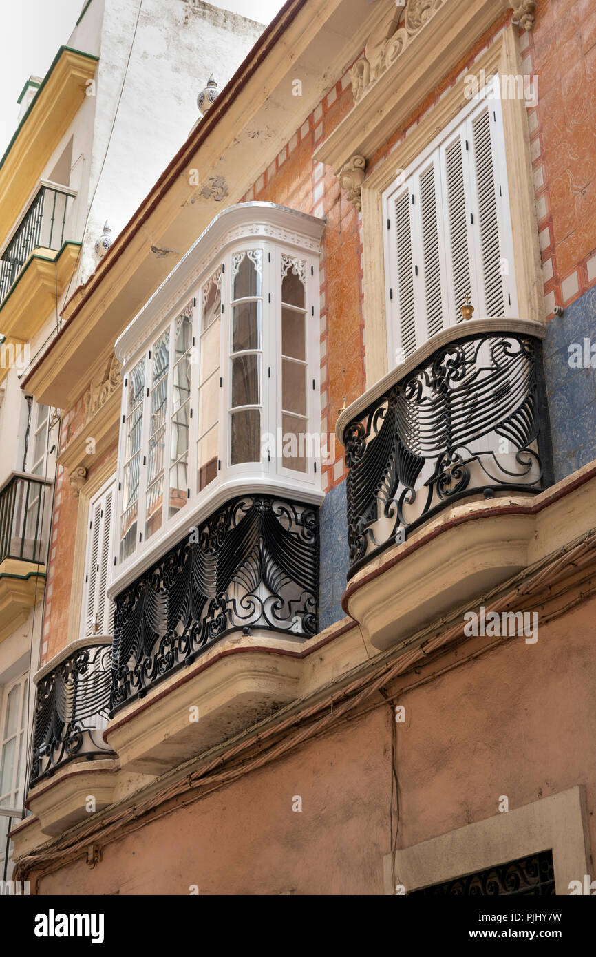 Spagna, Cadiz, Calle Veedor arte decorativa Nouveau pavimento superiore balconi Foto Stock
