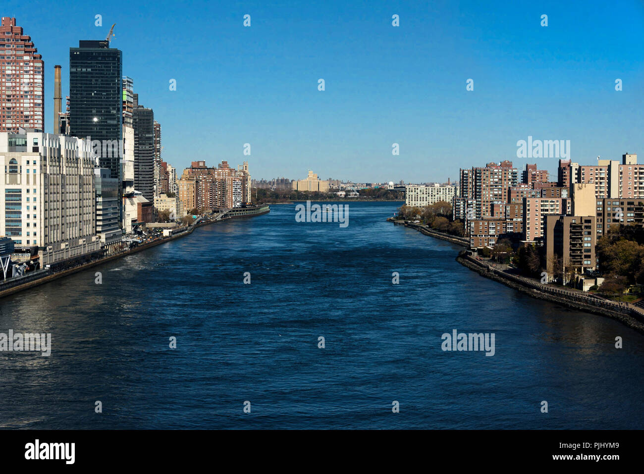 11-2017 New York, Stati Uniti d'America. L'East River guardando a Nord con la Manhattan sulla sinistra e Roosevely isola sulla destra. Foto: © Simon Grosset Foto Stock