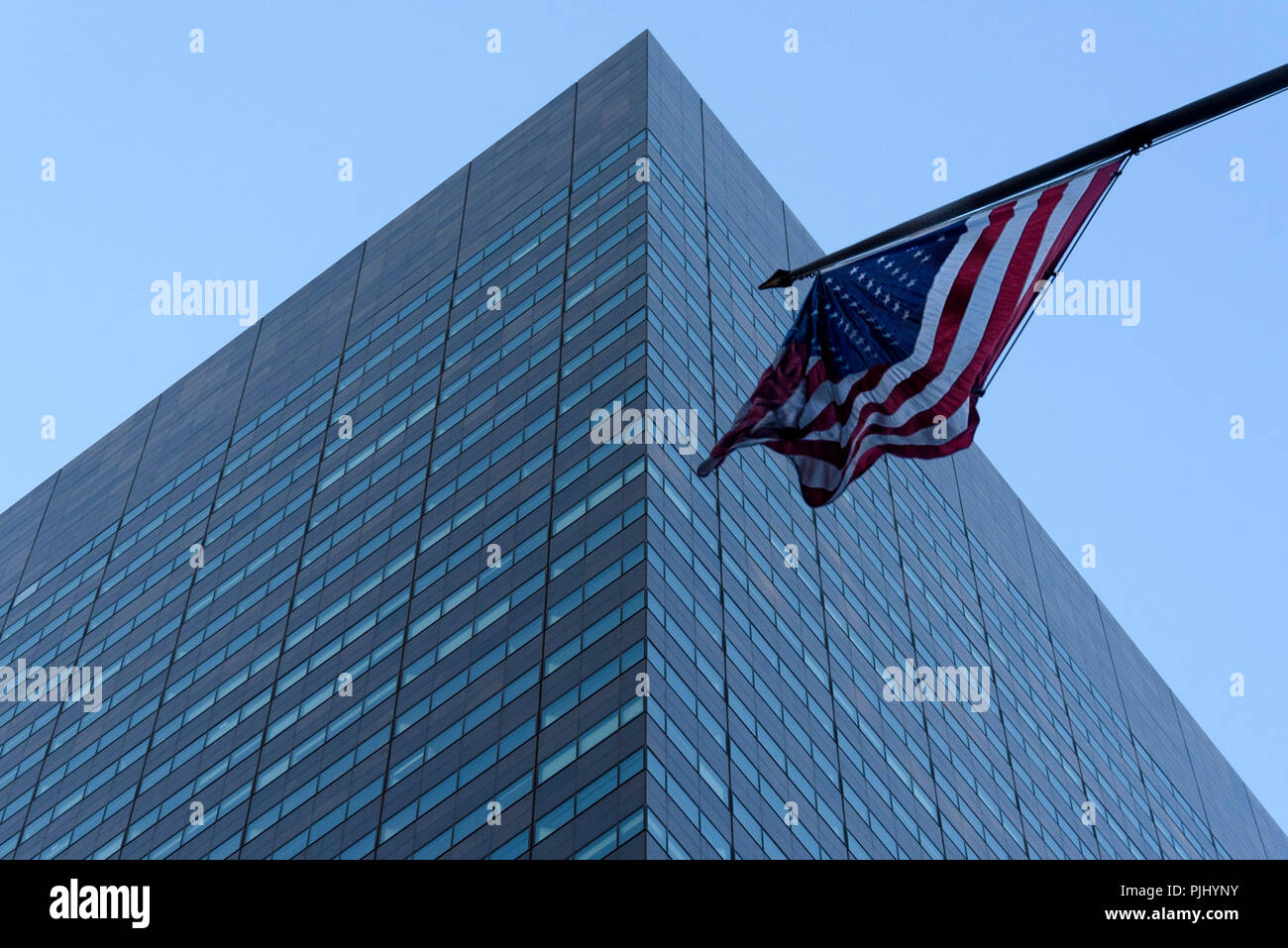 11-2017 New York, Stati Uniti d'America. La bandiera americana battenti nella parte anteriore di un ufficio commerciale edificio a Manhattan. Foto: © Simon Grosset Foto Stock