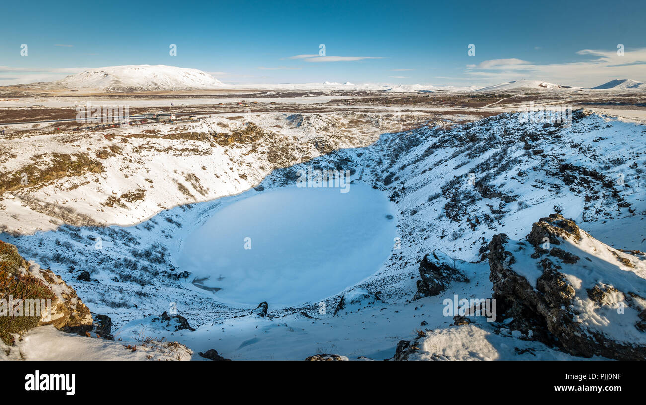 Kerið (occasionalmente anglicizzato come Kerith o Kerid) è un cratere vulcanico lago situato in Grímsnes area nel sud dell'Islanda. Foto Stock
