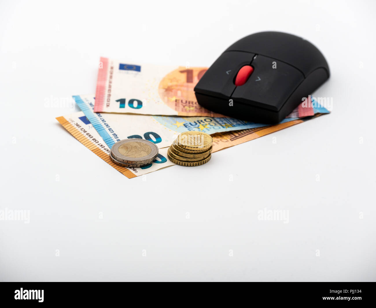 Vista dall'alto in basso sul mouse del computer sul denaro Euro Bills Foto Stock