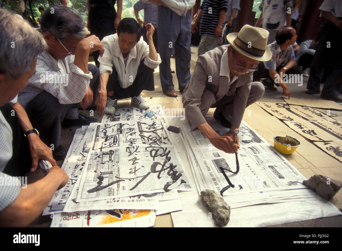 Anziani e un calligrafo presso il Tapkol Prk nella città di Seul in Corea del Sud in EastAasia. Southkorea, Seoul, Maggio 2006 Foto Stock