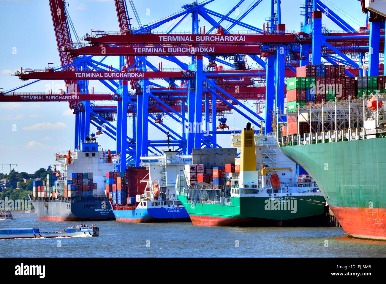 Contenitore freighter in Waltershofer porto di Amburgo, Germania, Europa Containerfrachter Waltershofer im Hafen in Amburgo, Deutschland, Europa Foto Stock
