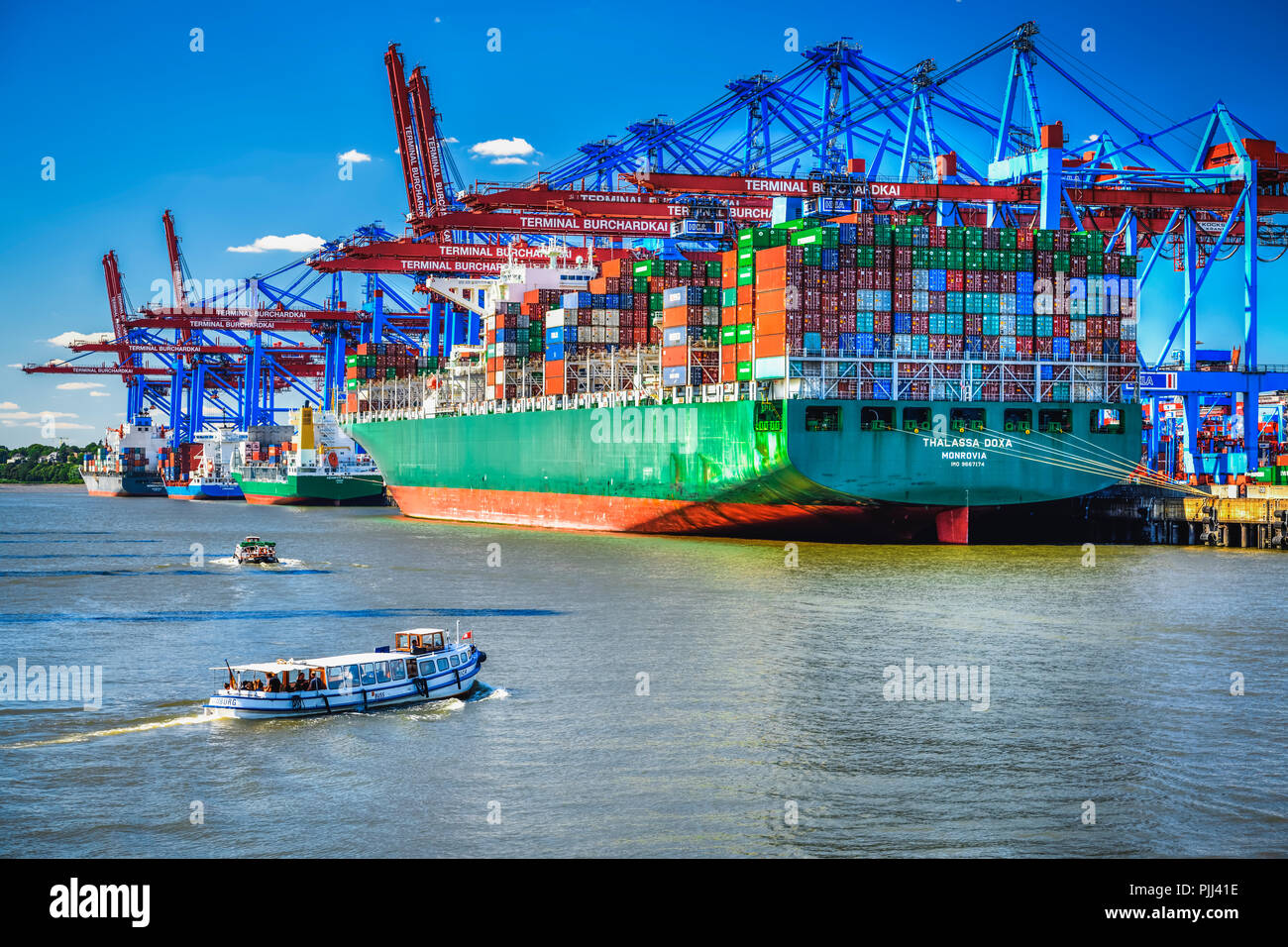 Contenitore freighter in Waltershofer porto di Amburgo, Germania, Europa Containerfrachter Waltershofer im Hafen in Amburgo, Deutschland, Europa Foto Stock