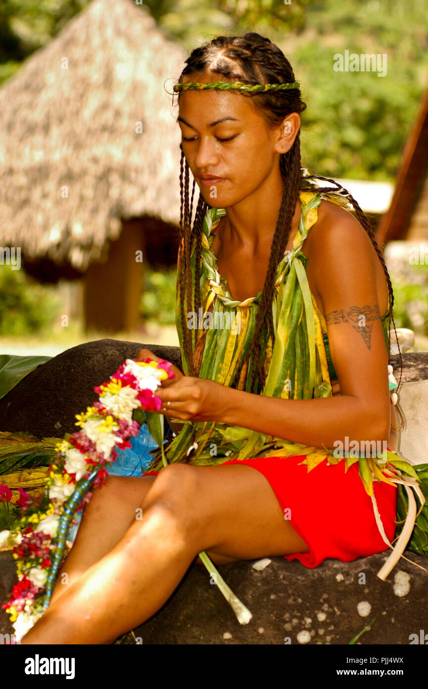 Oceania Polinesia francese Isole Marchesi,'Isola Hiva Oa, una giovane donna  che fa una collana di fiori Foto stock - Alamy