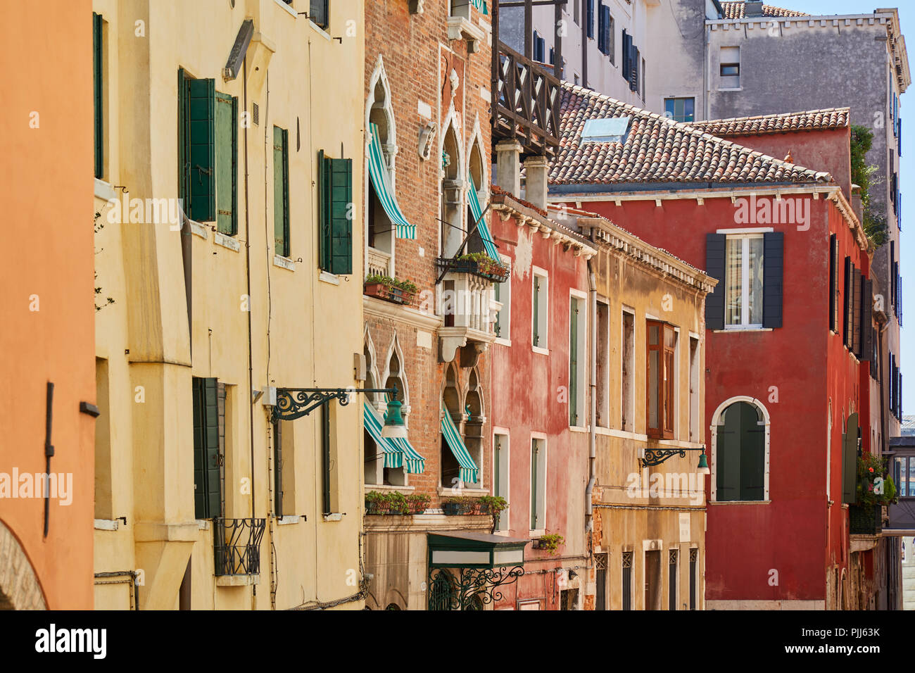 Venezia gli edifici colorati e facciate di case in una giornata di sole in Italia Foto Stock