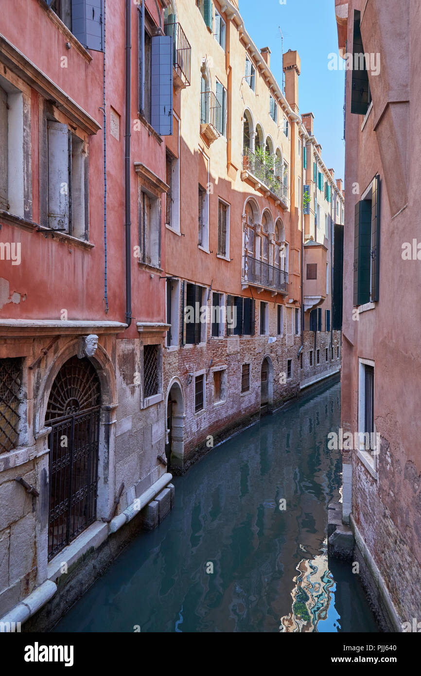 Venezia stretto canale, antichi palazzi e case di facciate in Italia, nessuno Foto Stock