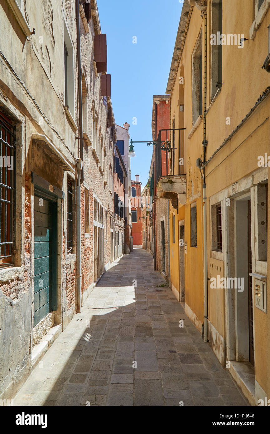 Venezia vicolo, edifici e case di facciate, nessuno in una giornata di sole in Italia Foto Stock