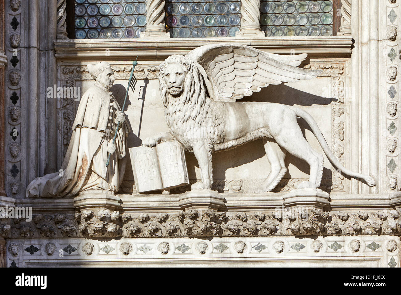 San Marco leone alato, pietra bianca statua in presenza di luce solare a Venezia, Italia Foto Stock